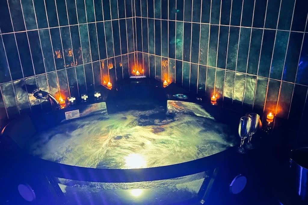 Love Room L' Orientale / Jacuzzi / Sauna Chateau-Landon Extérieur photo